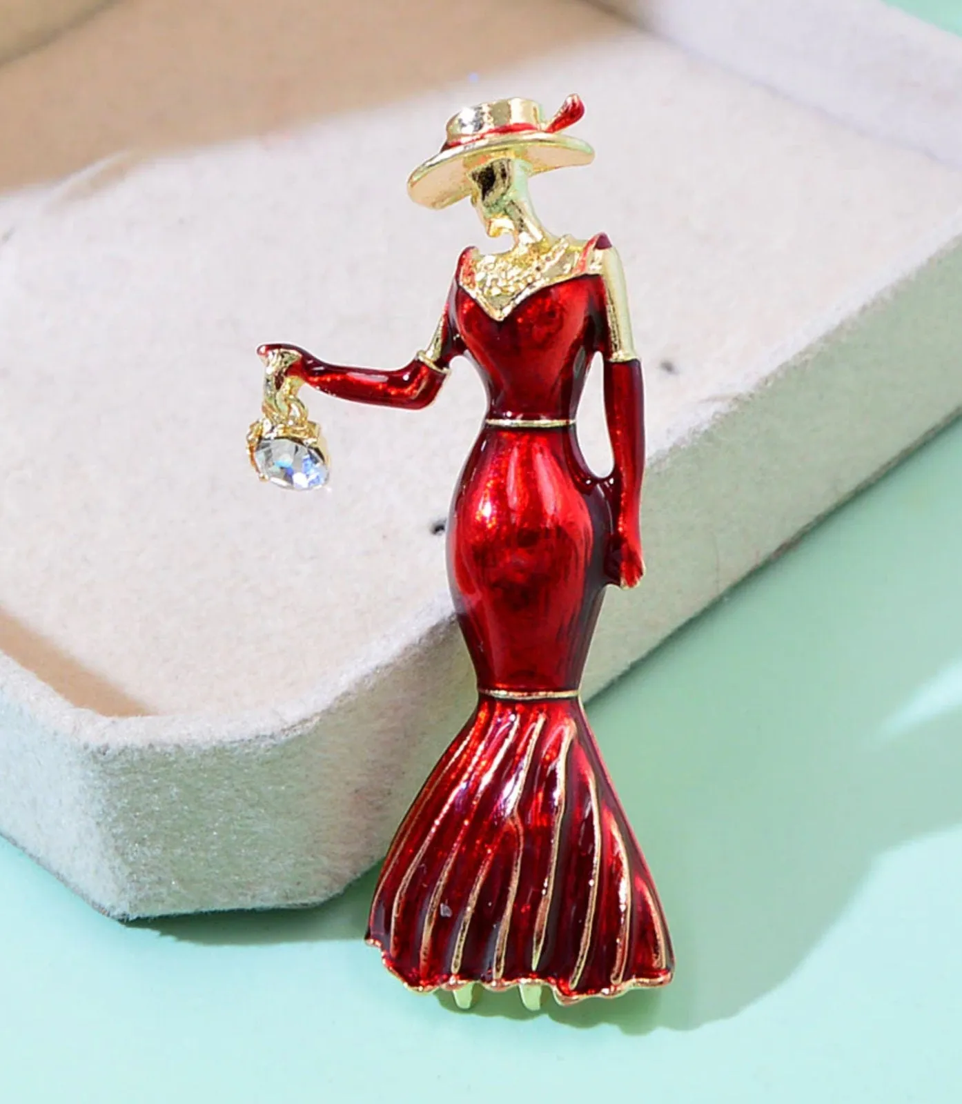 Pretty lady posture brooch retro vintage look gold plated royal design pin gg23