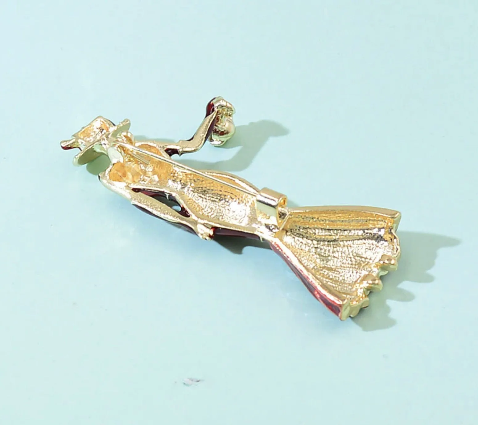 Pretty lady posture brooch retro vintage look gold plated royal design pin gg23